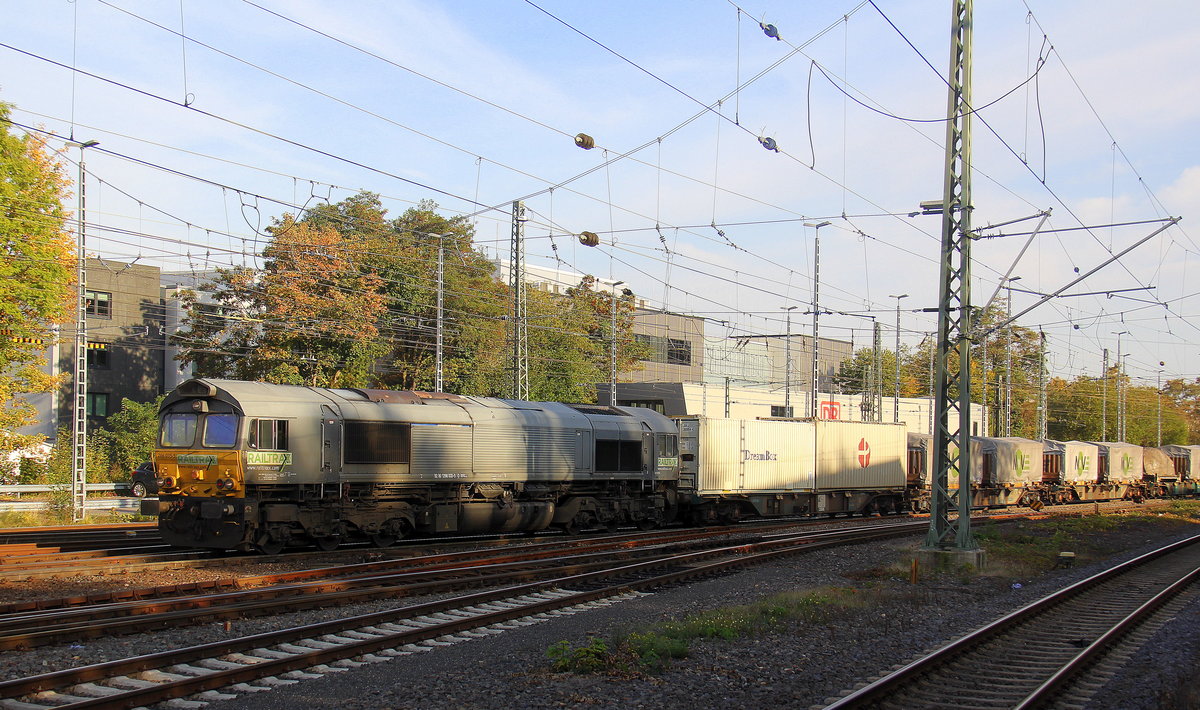 Die Class 66 266 035-5 von Railtraxx kommt aus Richtung Montzen/Belgien Containerzug aus Genk-Haven(B) nach Köln-Eifeltor(D) und fährt in Aachen-West ein. 
Aufgenommen vom Bahnsteig in Aachen-West. 
Bei schönem Herbstwetter am Nachmittag vom 9.10.2018.