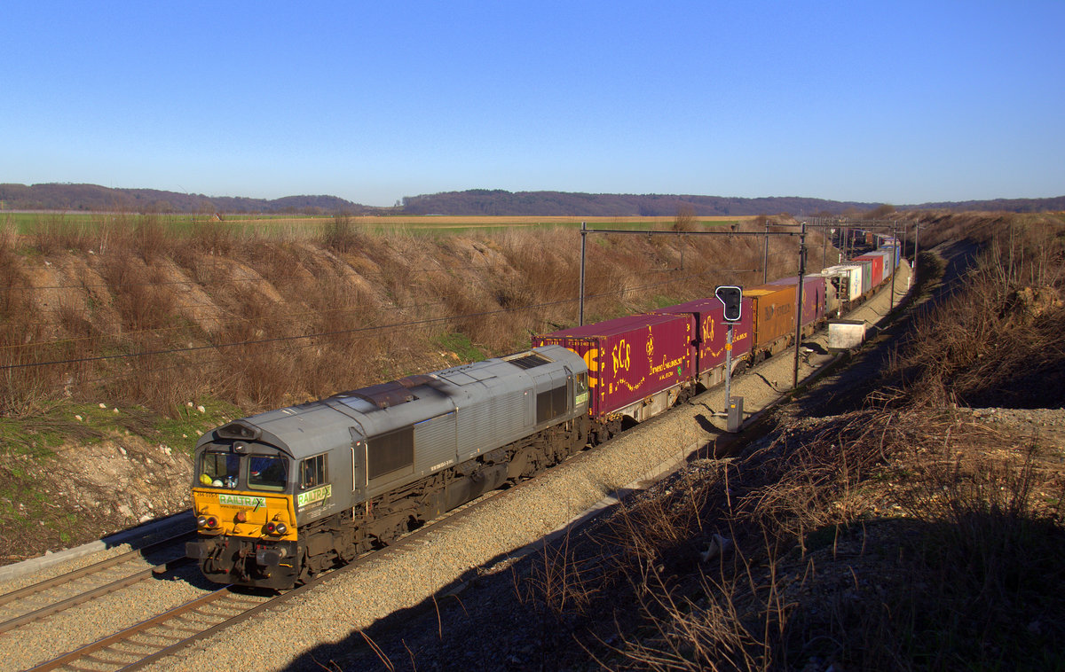 Die Class 66 266 035-5 von Railtraxx kommt mit einem Containerzug aus Italien nach Belgien und kommt aus Richtung Aachen-West(D),Montzen(B) und fährt durch Berneau(B) in Richtung Vise(B).
Aufgenommen von Berneau(B).
Bei schönem Frühlingswetter am Nachmittag vom 24.2.2019.