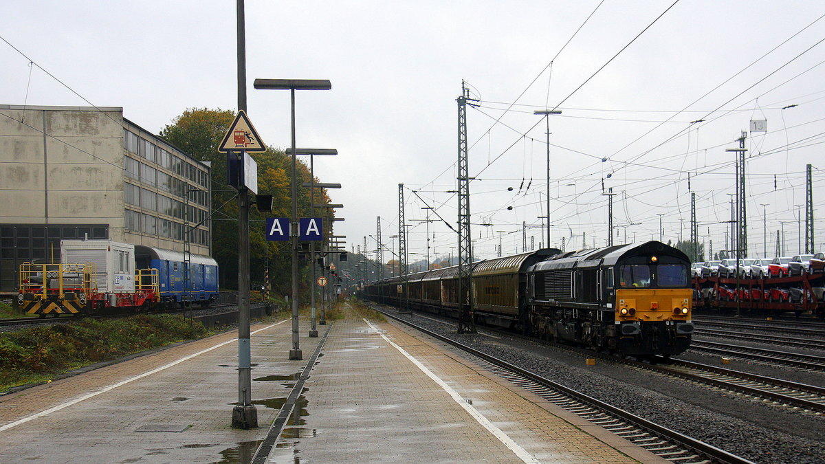Die Class 66 266 112-2  von Railtraxx fährt mit einem Güterzug aus Linz-Voestalpine(A) nach Antwerpen-Waaslandhaven(B) bei der Abfahrt aus Aachen-West und fährt in Richtung Montzen/Belgien. 
Aufgenommen vom Bahnsteig in Aachen-West. 
Bei Regenwetter am Nachmittag vom 20.10.2016.