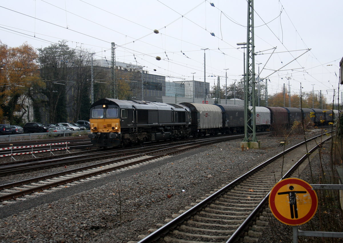 Die Class 66 266 112-2 von Railtraxx kommt mit einem Güterzug aus Antwerpen-Waaslandhaven(B) nach Linz-Voestalpine(A) und fährt in Aachen-West ein. Aufgenommen vom Bahnsteig in Aachen-West.
Am Kalten Nachmittag vom 24.11.2016.
