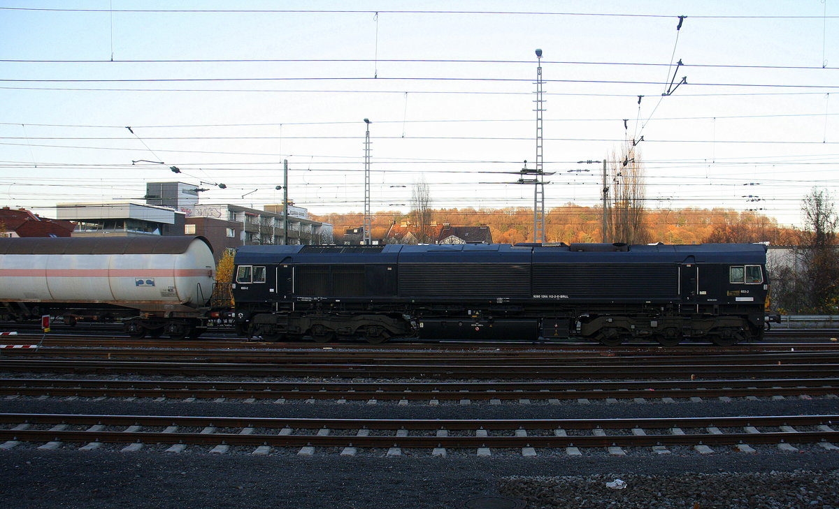 Die Class 66 266 112-2 von Railtraxx fährt mit einem Güterzug aus Linz-Voestalpine(A) nach Antwerpen-Waaslandhaven(B) bei der Abfahrt aus Aachen-West und fährt in Richtung Montzen/Belgien. 
Aufgenommen vom Bahnsteig in Aachen-West. 
Bei schönem Sonnenschein am Kalten Nachmittag vom 28.11.2016.