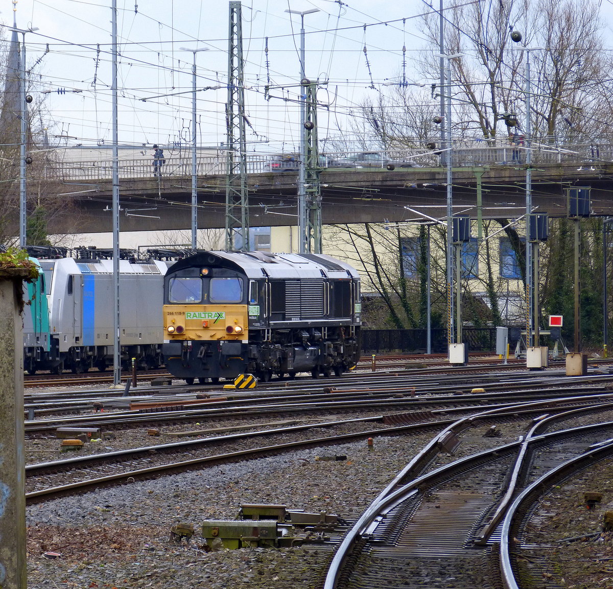 Die Class 66 266 118-9 von Railtraxx  kommt als Lokzug aus Belgien nach Aachen-West und fährt in Aachen-West ein. 
Aufgenommen vom Bahnsteig in Aachen-West. 
Bei Regenwetter am Kalten Nachmittag vom 9.3.2018. 