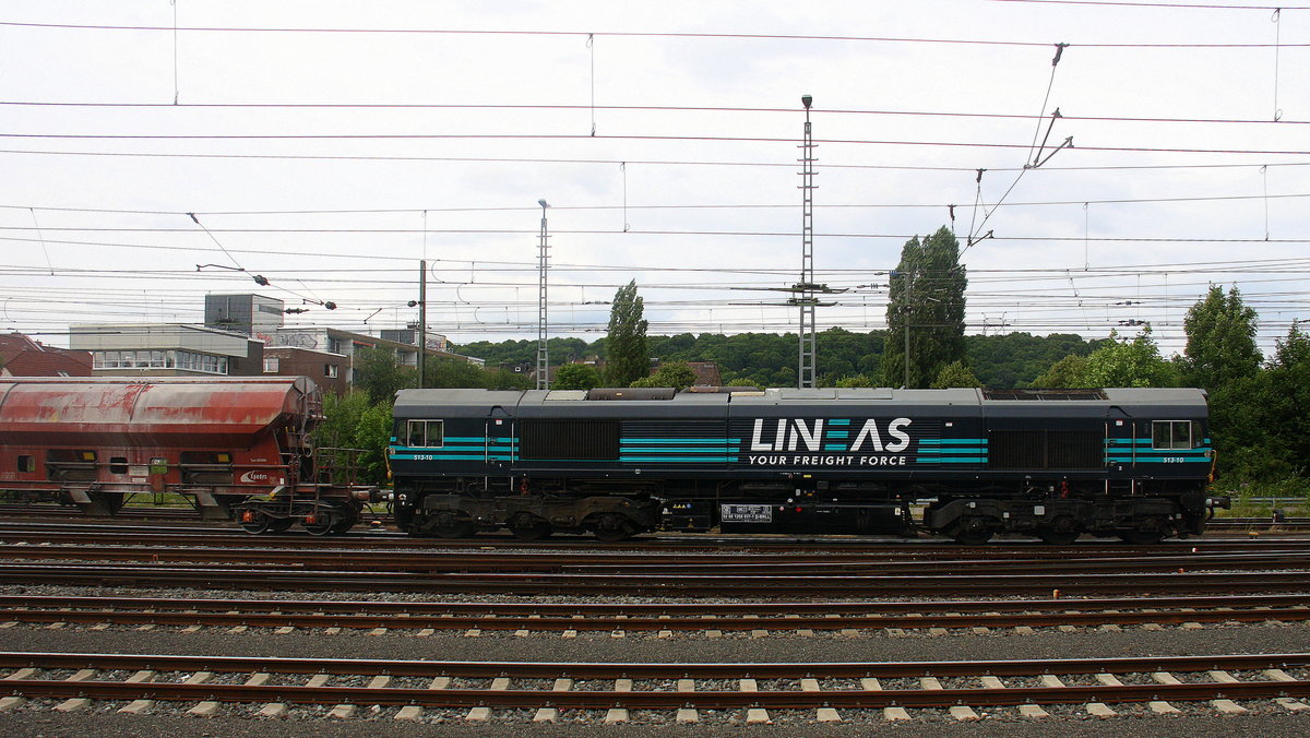 Die Class 66 513-10 von Lineas fährt mit einem Güterzug aus Oberhausen-West(D) nach Hermalle-Huy(B) und fährt durch Aachen-West in Richtung Belgien.
Aufgenommen vom Bahnsteig 2 in Aachen-West.
Bei Wolken am Abend vom 29.6.2017.