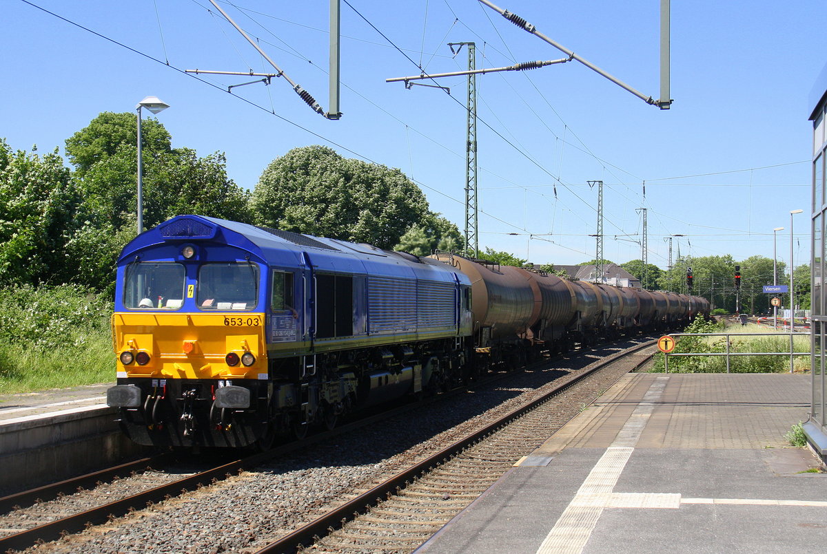 Die Class 66 653-03 von Rotterdam-Rail-Feeding kommt aus Richtung Venlo(NL) mit einem Kesselzug aus Antwerpen-ADPO(B) nach Köln-Eifeltor(D) und fährt durch Viersen in Richtung Mönchengladbach,Rheydt,Grevenbroich,Köln.
Aufgenommen vom Bahnsteig 4 von Viersen.
Bei Sommerwetter am Mittag vom 27.5.2017.