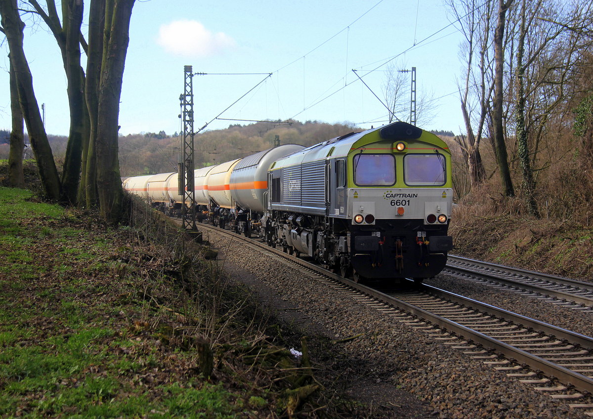 Die Class 66 6601 von Captrain fährt jetzt für Railtraxx kommt die Gemmenicher-Rampe herunter nach Aachen-West mit einem Kesselzug aus Antwerpen-Waaslandhaven(B) nach Passau(D).
Aufgenommen an der Montzenroute am Gemmenicher-Weg. 
Bei Sonne und Regenwolken am Vormittag vom 7.3.2019.