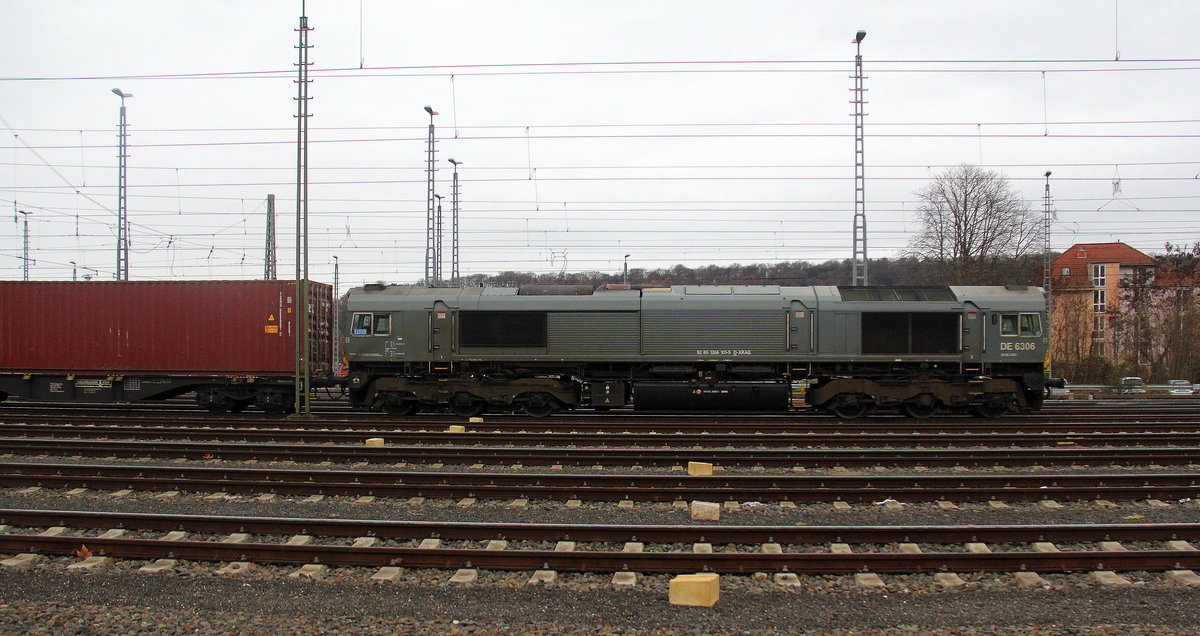 Die Class 66 DE6306 von Crossrail steht in Aachen-West mit einem langen MSC-Containerzug aus Antwerpen-Krommenhoek(B) nach Germersheim(D). 
Aufgenommen vom Bahnsteig in Aachen-West. 
Am Nachmittag vom 5.12.2018.
