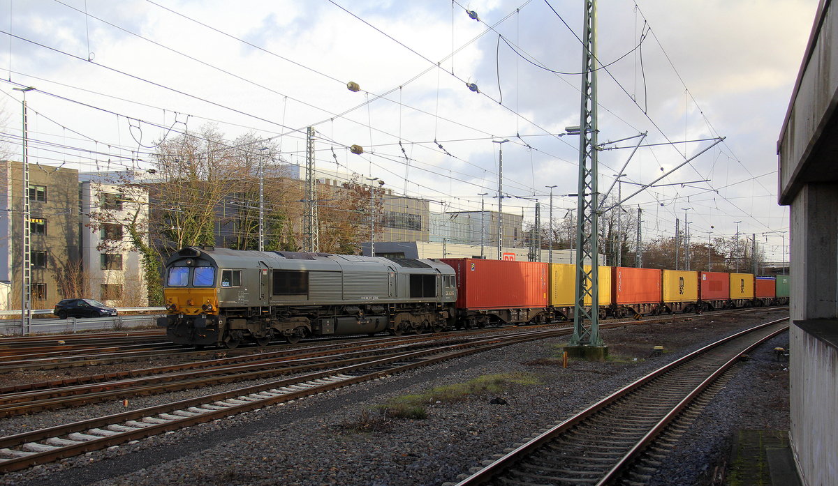 Die Class 66 DE6306 von Crossrail kommt mit einem MSC-Containerzug aus Antwerpen-Krommenhoek(B) nach Germersheim(D) und kommt aus Richtung Montzen/Belgien und fährt in Aachen-West ein. 
Aufgenommen vom Bahnsteig in Aachen-West. 
Bei Sonne und Wolken am Kalten Nachmittag vom 28.1.2019.