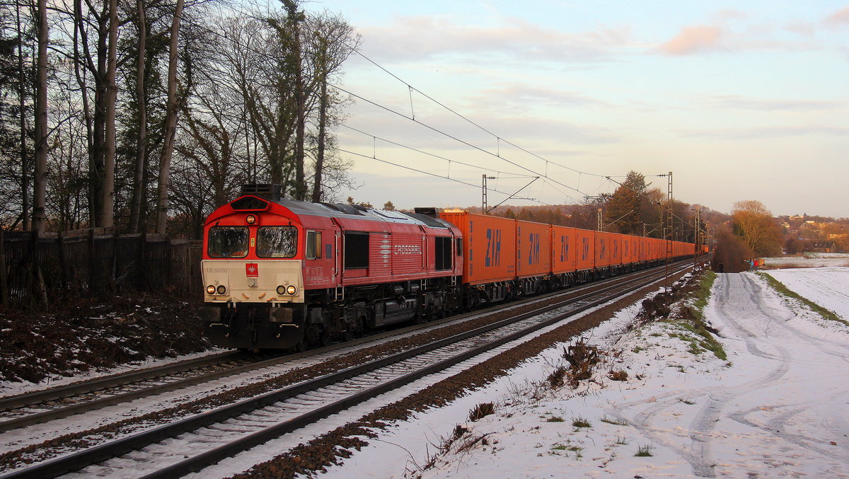 Die Class 66 DE6310  Griet  von Crossrail kommt mit viel Dieselpower die Gemmenicher-Rampe hochgefahren aus Richtung Aachen-West in Richtung Montzen/Belgien mit einem Containerzug aus Priort(D) nach Bierset(B).
Aufgenommen an der Montzenroute am Gemmenicher-Weg. 
Bei Sonne und Schnee am Kalten Nachmittag vom 1.2.2019.