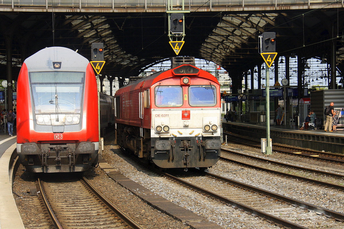 Die Class 66 DE6311  Hanna  von Crossrail kommt als Lokzug aus Köln nach Aachen-West und wartet auf die Weiterfahrt nach Aachen-West. 
Aufgenommen vom Bahnsteig 2 vom Aachen-Hbf.
Bei Sommerwetter am Nachmittag vom 26.8.2017.