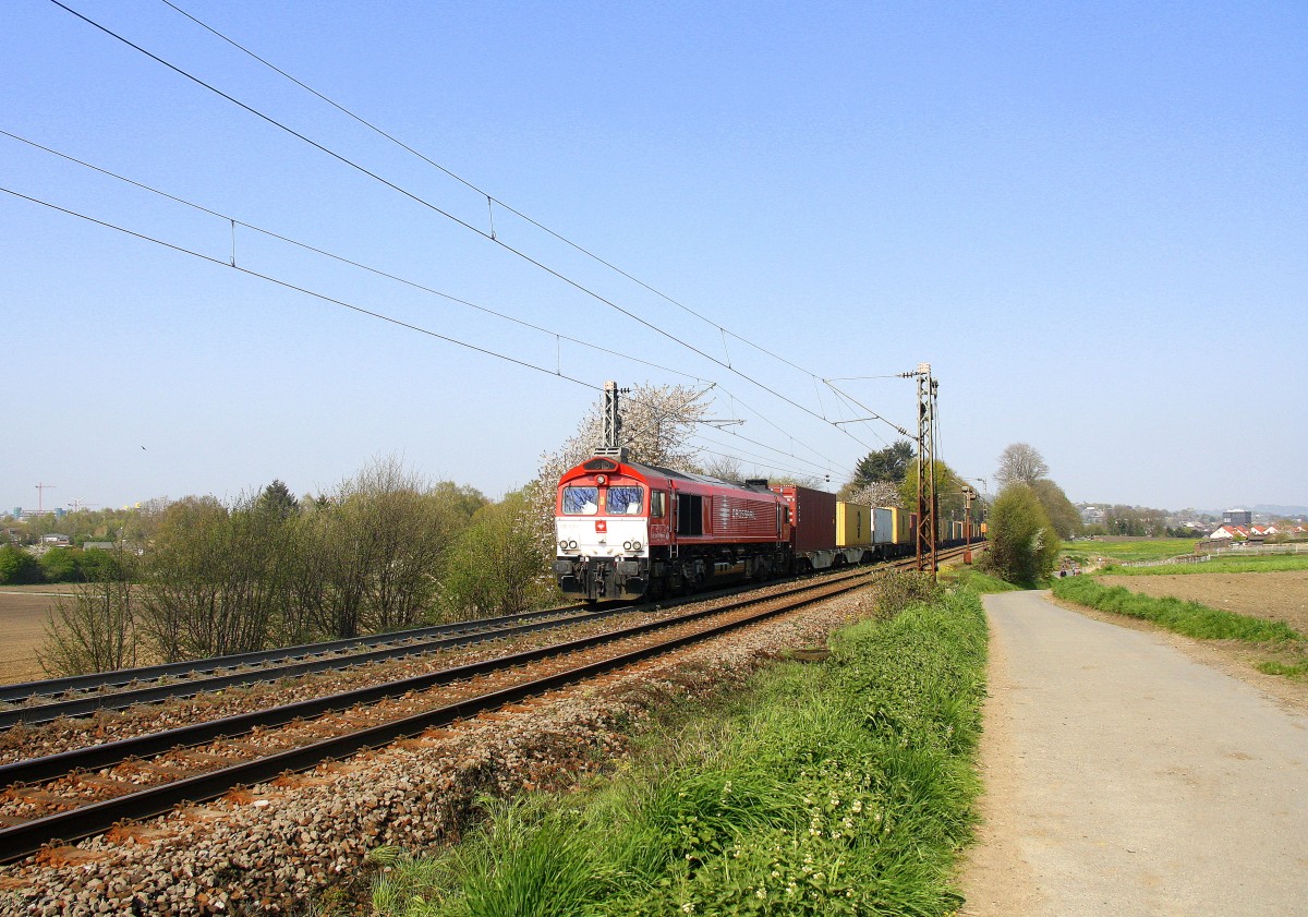 Die Class 66 DE6311  Hanna  von Crossrail kommt mit viel Dieselpower die Gemmenicher-Rampe hochgefahren aus Richtung Aachen-West in Richtung Montzen/Belgien mit einem langen MSC-Containerzug aus Weil Am Rhein(D) nach Antwerpen-Berendrecht(B) am Ende ist eine 185 593-1 von Crossrail fährt als Schubhilfe und schiebt von Aachen-West bis zum Gemmenicher-Tunnel.
Aufgenommen an der Montzenroute am Gemmenicher-Weg bei schönem Frühlingswetter am 23.4.2015.