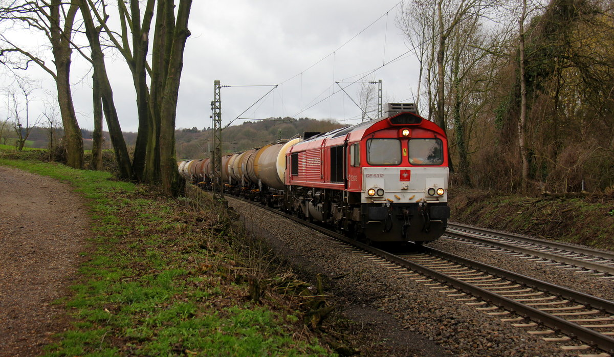 Die Class 66 DE6312  Alix  von Crossrail kommt die Gemmenicher-Rampe herunter nach Aachen-West mit einem Kesselzug aus Belgien nach Aachen-West(D).
Aufgenommen an der Montzenroute am Gemmenicher-Weg. 
Bei Regenwolken am Vormittag vom 7.3.2019.