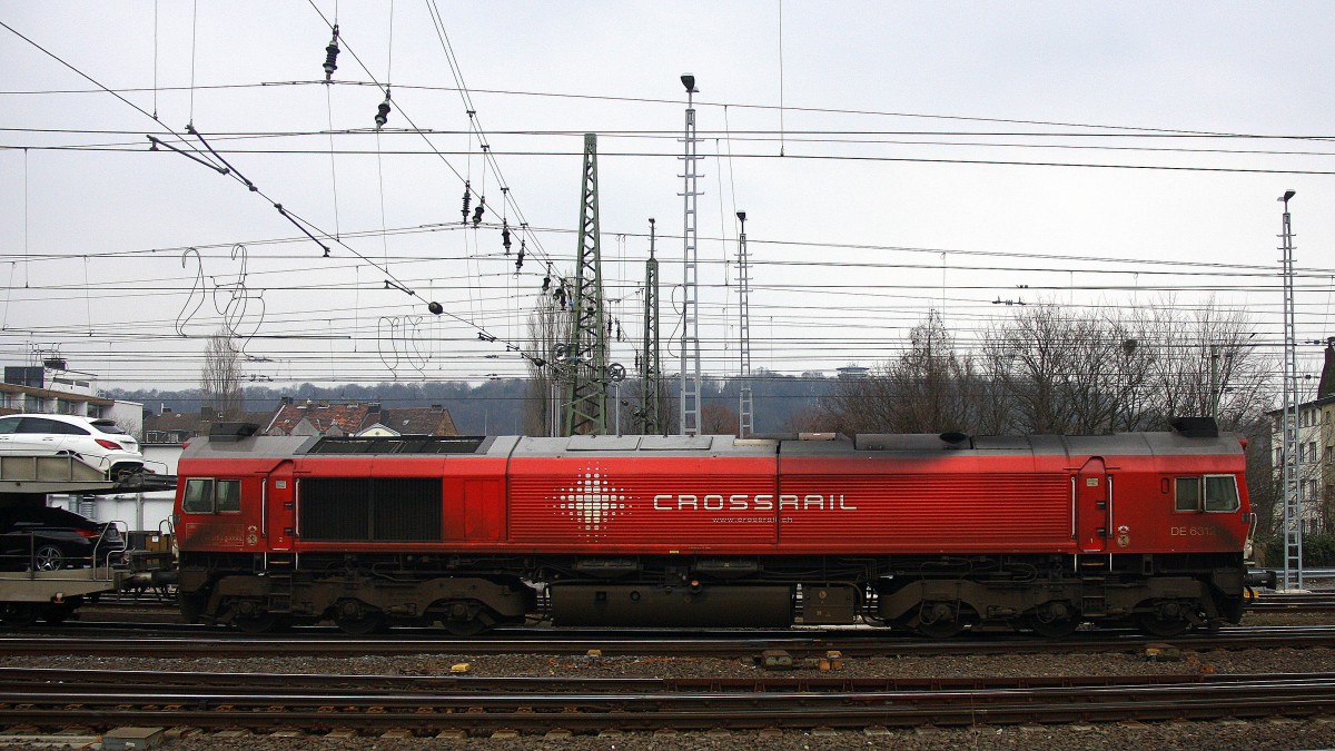 Die Class 66 DE6312  Alix  von Crossrail fährt viel Qualm mit einem sehr langen Mercedes-Autozug aus Kornwestheim nach Zeebrugge-Ramskapelle(B) bei der Ausfahrt aus Aachen-West in Richtung Montzen/Belgien. Aufgenommen vom Bahnsteig in Aachen-West am 14.3.2015.