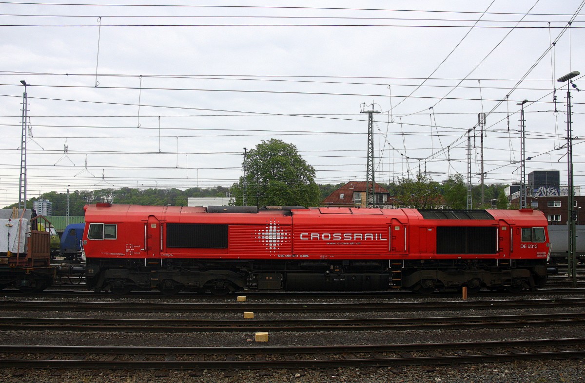 Die Class 66 DE6313 von Crossrail fährt mit viel Dieselpower mit einem langen Containerzug aus Milano(I) nach Zeebrugge-Ramskapelle(B) bei der Ausfahrt aus Aachen-West und fährt in Richtung Montzen/Belgien. 
Aufgenommen vom Bahnsteig in Aachen-West bei Sonne und Regenwolken am Nachmittag vom 27.4.2015.