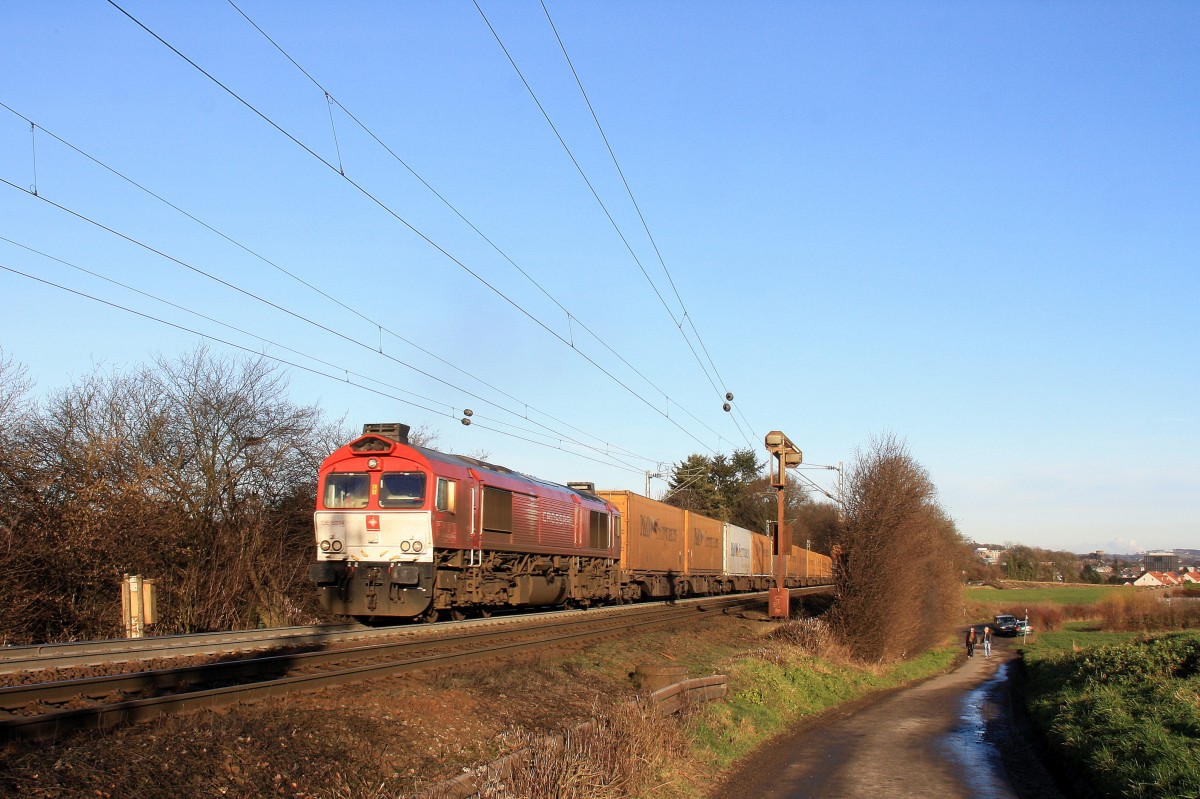 Die Class 66 DE6314  Hanna  von Crossrail  kommt aus Richtung Aachen-West und fährt die Gemmenicher-Rampe  in Richtung Montzen/Belgien hoch mit einem langen P&O Containerzug Gallarate(I) nach Zeebrugge(B).
Aufgenommen auf der Montzenroute am Gemmenicher-Weg am einem schönem Sonnentag am 12.1.2014.