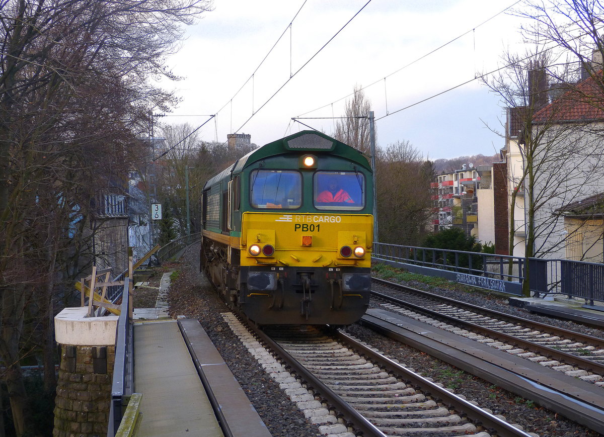 Die Class 66 PB01 von der Rurtalbahn-Cargo kommt als Lokzug aus Aachen-West nach Stolberg-Hbf aus Richtung Aachen-West und fährt durch Aachen-Schanz in Richtung Aachen-Hbf,,Aachen-Rothe-Erde,Aachen-Eilendorf,Stolberg-Hbf(Rheinland). 
Aufgenommen vom Bahnsteig von Aachen-Schanz.
Am Kalten Nachmittag vom 19.1.2018.