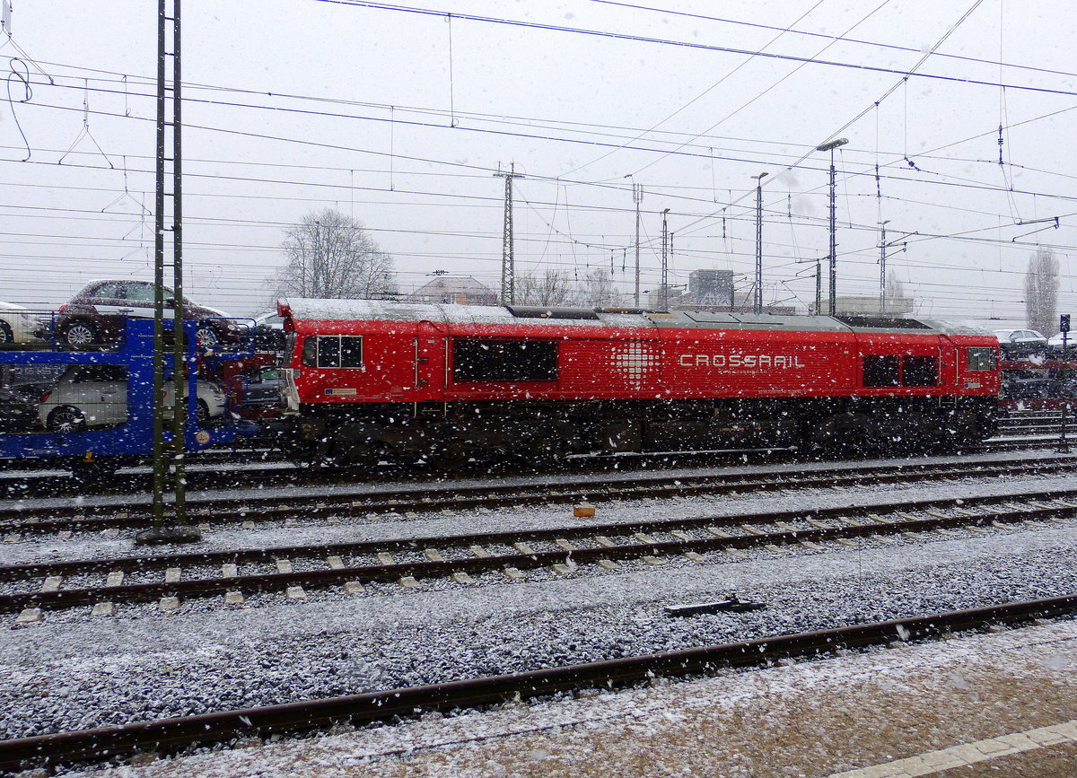 Die Class 66 PB03   Mireille  von Crossrail steht in Aachen-West mit einem Fiat-Autozug ausTychy(PL) nach Antwerpen(B) und wartet auf die Abfahrt nach Belgien. 
Aufgenommen vom Bahnsteig in Aachen-West. 
Bei dichtem Schneefall am Kalten Morgen vom 22.3.2018.