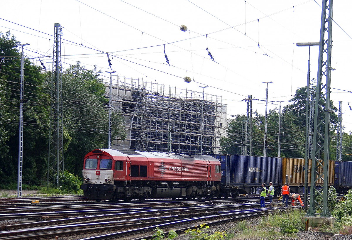 Die Class 66 PB03  Mireille  von Crossrail kommt aus Richtung Montzen/Belgien mit einem langen P&O Ferrymasters Containerzug aus Zeebrugge(B) nach Gallarate(I) und fährt in Aachen-West ein.
Aufgenommen vom Bahnsteig in Aachen-West bei Sommerwetter am 6.8.2014.
