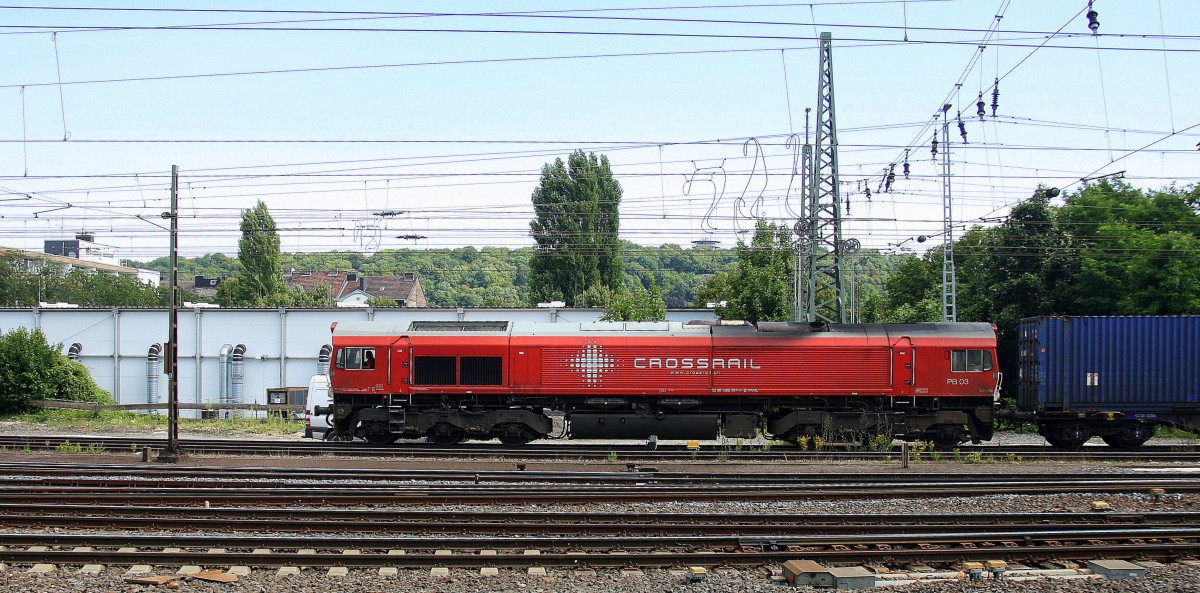 Die Class 66 PB03  Mireille  von Crossrail kommt aus Richtung Montzen/Belgien mit einem langen P&O Ferrymasters Containerzug aus Zeebrugge(B) nach Gallarate(I) und fährt in Aachen-West ein. 
Aufgenommen vom Bahnsteig in Aachen-West bei Sommerwetter am 6.8.2014.