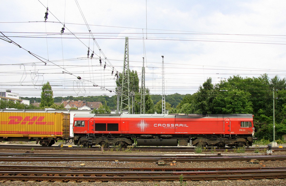 Die Class 66 PB03  Mireille  von Crossrail fährt mit einem langen Containerzug aus Gallarate(I) nach Zeebrugge(B) bei Ausfahrt aus Aachen-West und fährt in Richtung Montzen/Belgien. 
Aufgenommen vom Bahnsteig in Aachen-West am 6.8.2014.