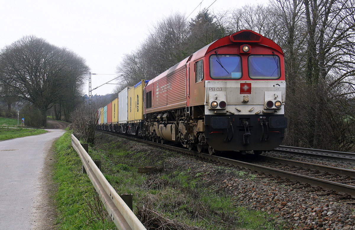 Die Class 66 PB03  Mireille  von Crossrail kommt die Gemmenicher-Rampe herunter nach Aachen-West mit einem langen MSC-Containerzug aus Antwerpen-Berendrecht(B) nach Weil am Rhein(D). 
Aufgenommen an der Montzenroute am Gemmenicher-Weg. 
Bei Sonne und Wolken am Mittag vom 2.4.2016.