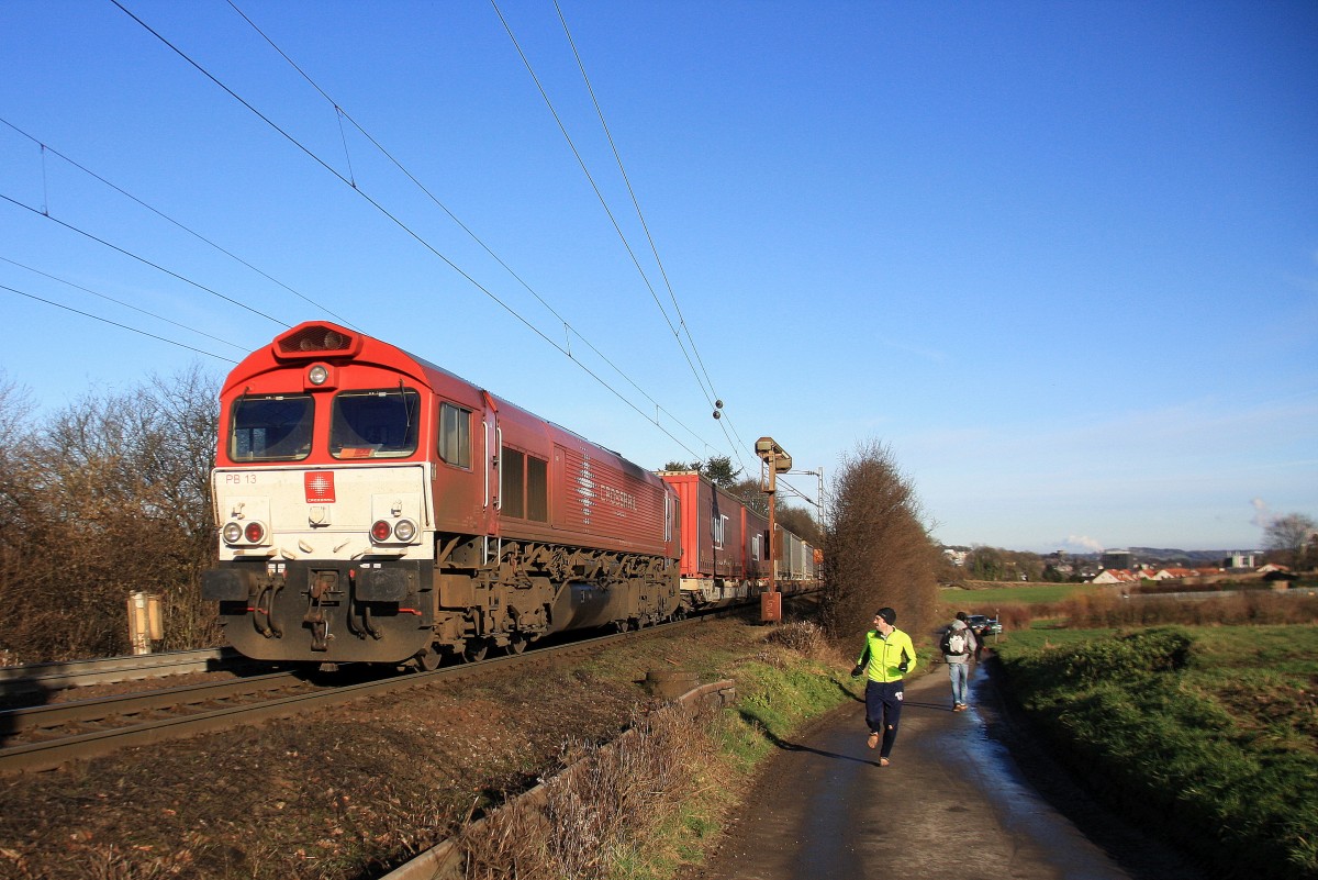 Die Class 66 PB13  Ilse  von Crossrail kommt die Gemmenicher-Rampe falschen Gleis hochgefahren aus Richtung Aachen-West mit einem langen Containerzug aus  	Segrate(I) nach Zeebrugge-Ramskapelle(B),und fährt in Richtung Montzen/Belgien.
Aufgenommen auf der Montzenroute am Gemmenicher-Weg am einem schönem Sonnentag am 12.1.2014. 