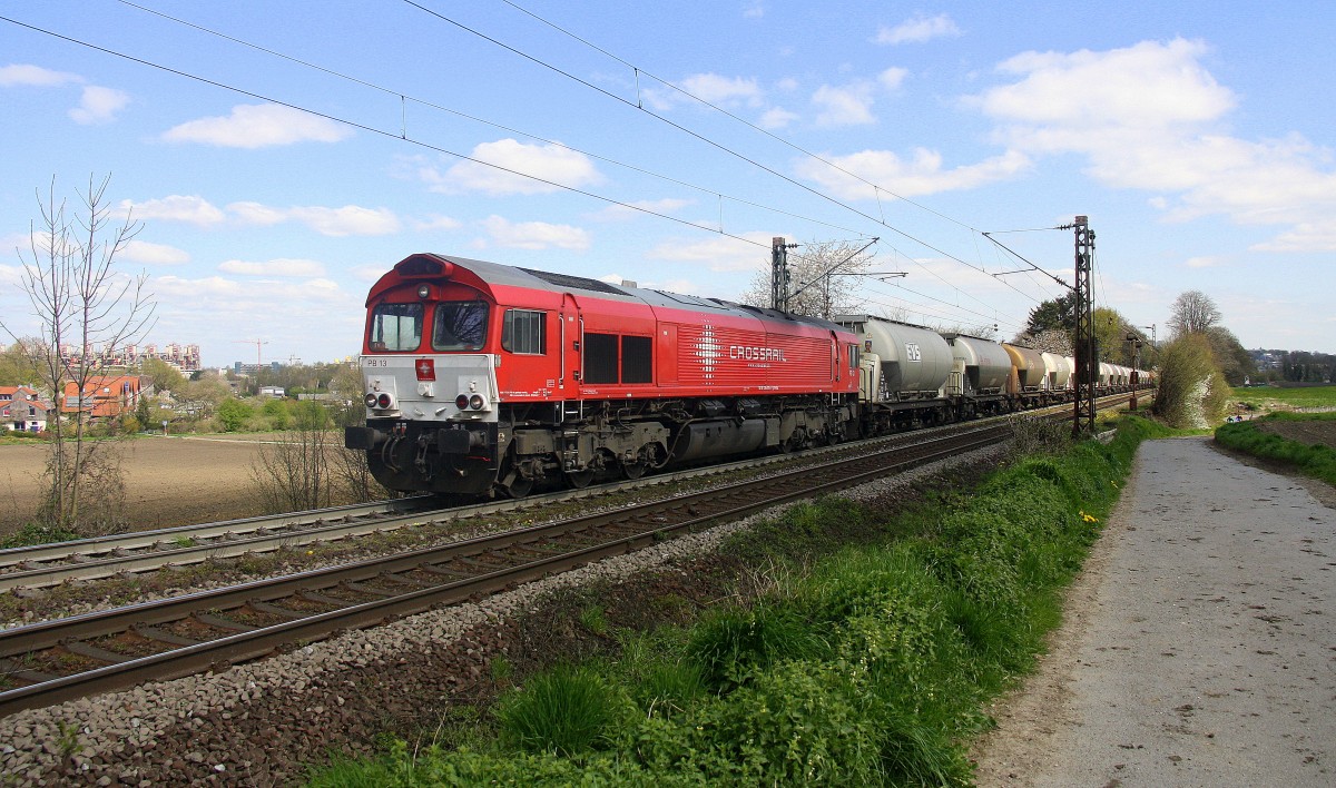 Die Class 66 PB13  Ilse  von Crossrail kommt mit viel Dieselpower die Gemmenicher-Rampe hochgefahren aus Richtung Aachen-West in Richtung Montzen/Belgien mit einem langen Silozug aus Augsburg (D) nach Herentals(B).
Aufgenommen an der Montzenroute am Gemmenicher-Weg bei schönem Frühlingswetter am 18.4.2015. 