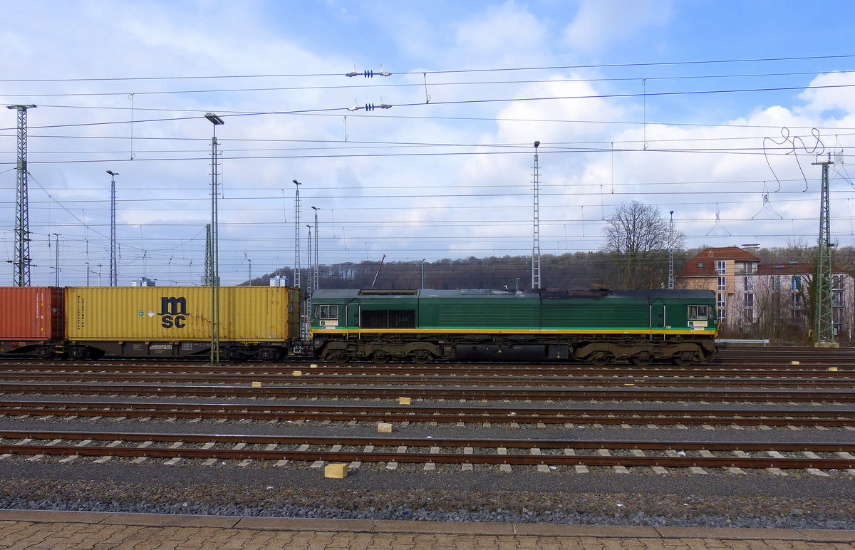 Die Class 66 PB14 von Crossrail steht in Aachen-West mit einem MSC-Containerzug aus Antwerpen-Krommenhoek(B) nach Germersheim(D) und wartet auf die Abfahrt nach Köln.
Aufgenommen vom Bahnsteig in Aachen-West.
Bei Sonne und Wolken am Nachmittag vom 21.3.2018.