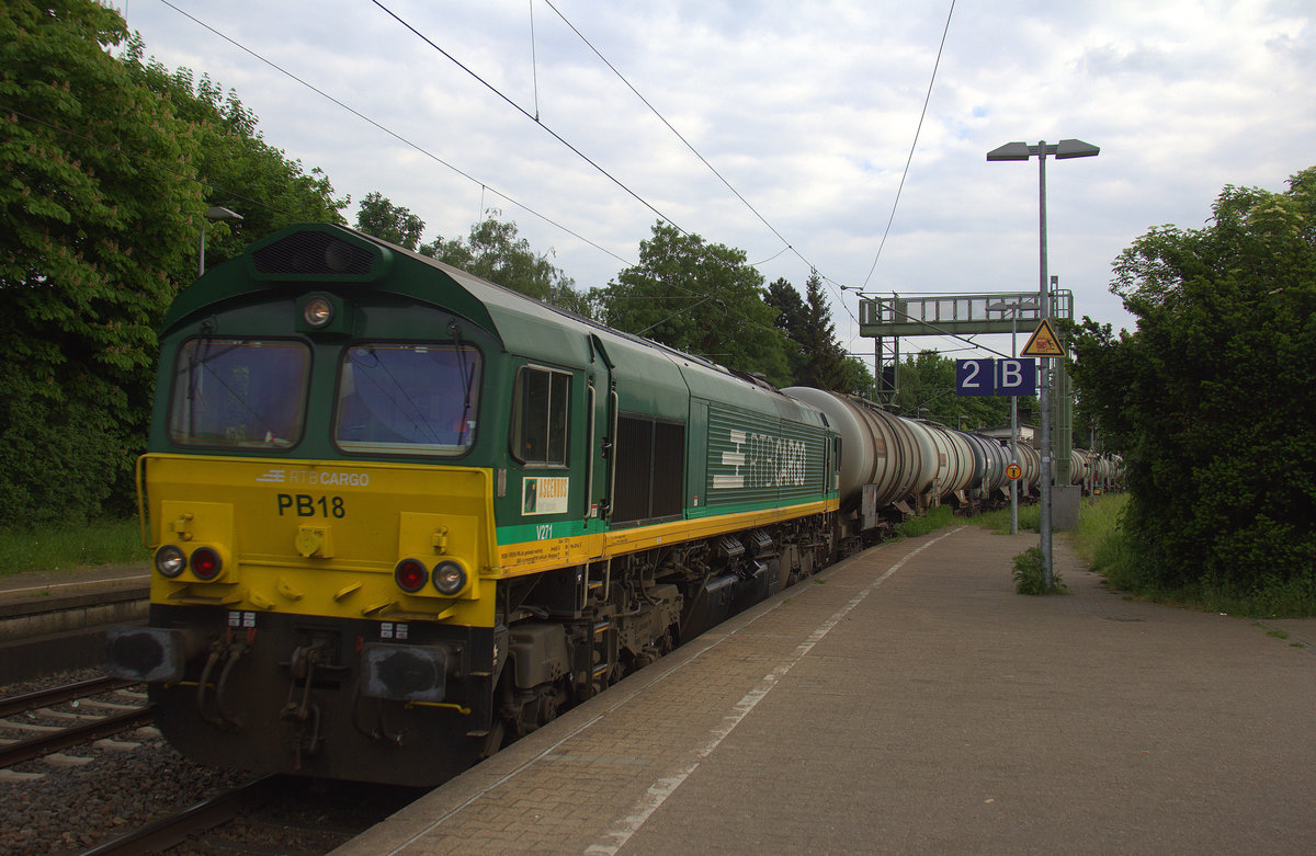 Die Class 66 PB18 von der Rurtalbahn-Cargo kommt mit einem Kesselzug aus Köln-Eifeltor(D) nach Geleen-Lutterade(NL) und kommt aus Richtung Köln,Grevenbroich und fährt durch Rheydt-Hbf in Richtung Mönchengladbach-Hbf.
Aufgenommen vom Bahnsteig 2 in Rheydt-Hbf. 
Am führen Freitagabend vom 11.5.2018.