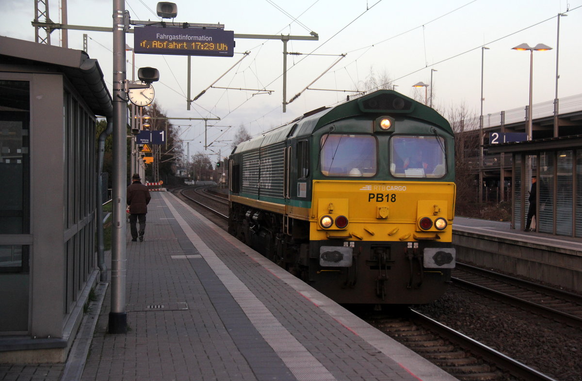 Die Class 66 PB18 von der Rurtalbahn-Cargo kommt als Lokzug aus Viersen nach Aachen-West  und kommt aus Richtung Mönchengladbach-Hbf,Rheydt-Hbf,Wickrath,Beckrath,Herrath und fährt durch Erkelenz in Richtung Baal,Hückelhoven-Baal,Brachelen,Lindern,Süggerath,Geilenkirchen,Frelenberg,Zweibrüggen,Übach-Palenberg,Rimburg,Finkenrath,Hofstadt,Herzogenrath, Kohlscheid,Richterich,Laurensberg,Aachen-West. 
Aufgenommen vom Bahnsteig 1 in Erkelenz. 
Bei Sonne und Wolken am Kalten Nachmittag vom 2.1.2019.