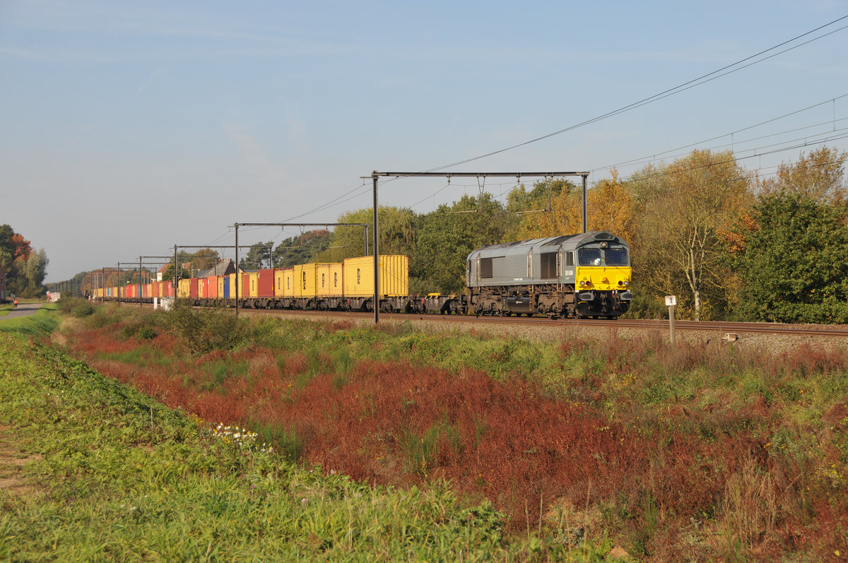 Die Class66 DE6306 (266 101) von Crossrail mit einem Containerzug in Lummen auf dem Weg nach Aachen-West. Die Aufnahme entstand am 18/10/2017.