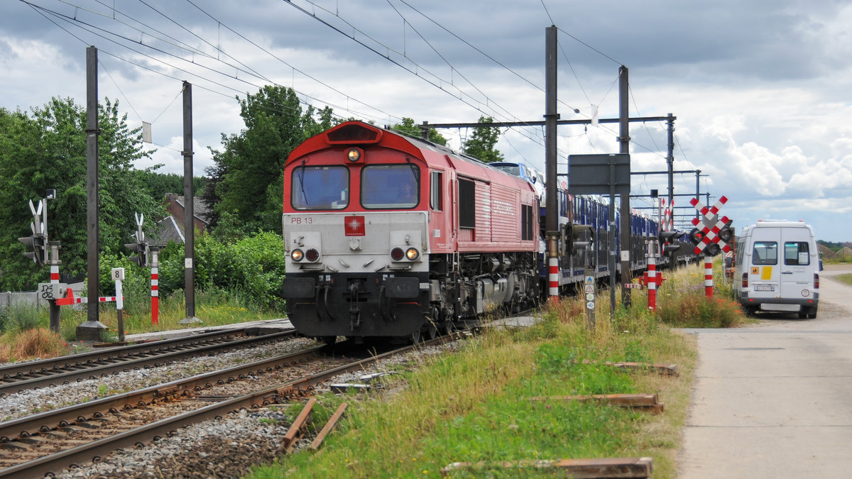 Die Class66 PB13 von Crossrail zieht einen Autozug in Richtung in Richtung Hasselt. Aufgenommen am 30/06/2017 in s'Herenelderen.