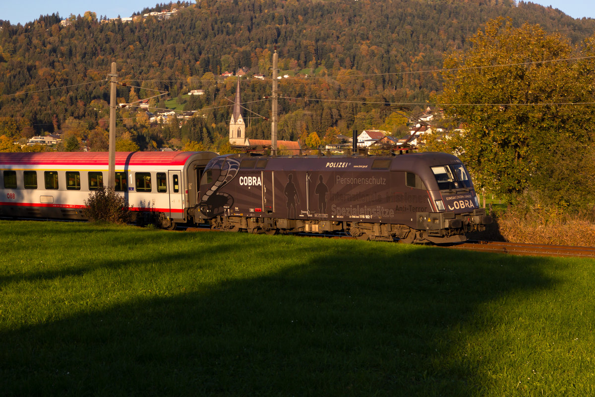Die Cobara Lok (1116 182-7) am IC 119 bei Schwarzach nach Dornbirn. 1.11.18