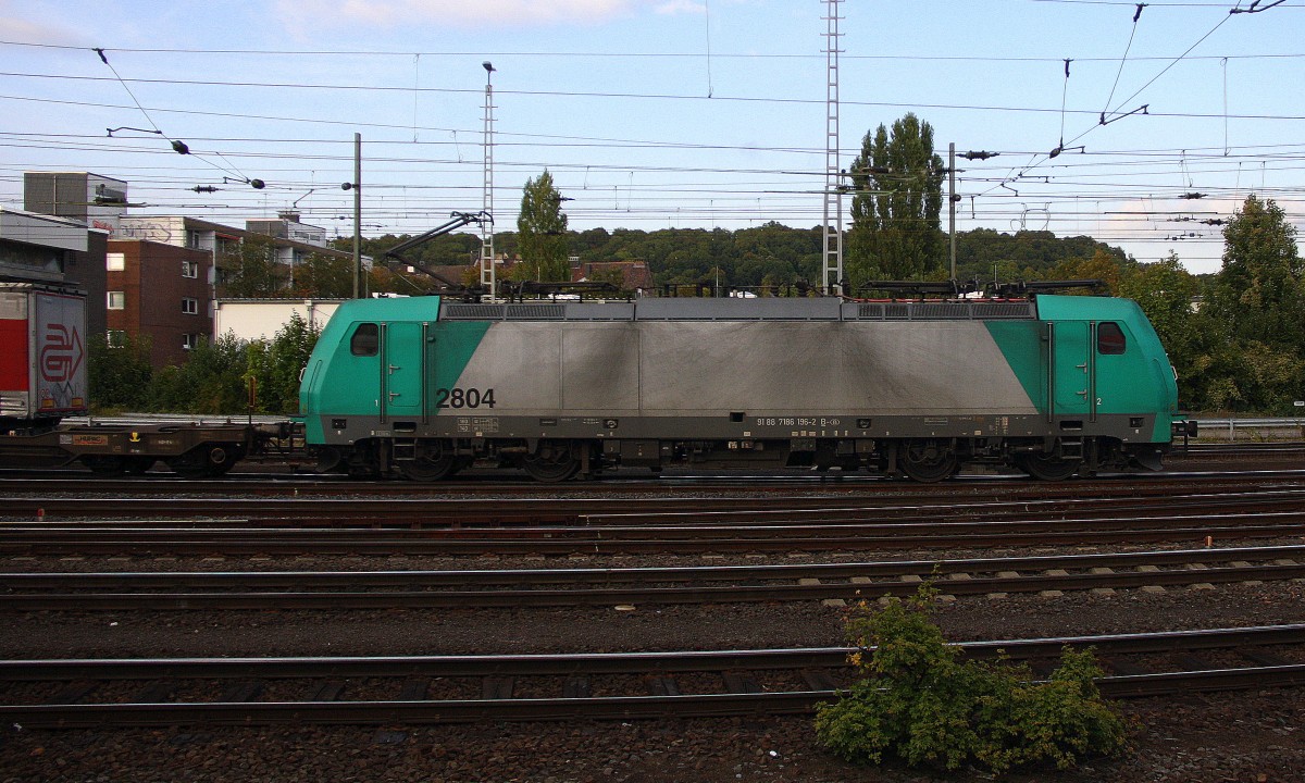 Die Cobra 2804 fährt mit einem  Containerzug aus Gallarate(I) nach Zeebrugge(B) und fährt in Aachen-West ein. 
Aufgenommen vom Bahnsteig in Aachen-West.
In der Abendsonne am Abend vom 25.9.2015.