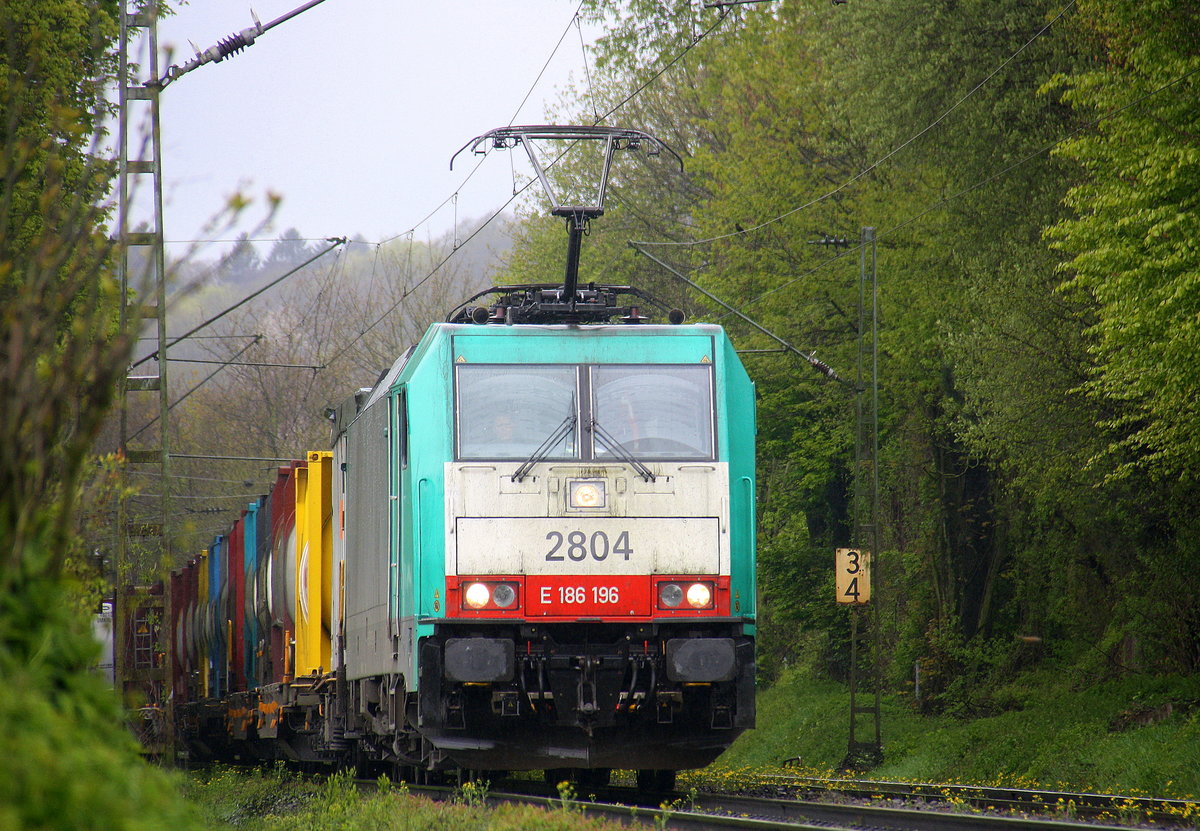 Die Cobra 2804 kommt die Gemmenicher-Rampe herunter nach Aachen-West mit einem langen Containerzug aus Antwerpen-BASF(B) nach Gallarate(I). 
Aufgenommen an der Gemmenicher-Rampe am Gemmenicher-Weg an der Montzenroute. 
Bei Regenwetter am Mittag vom 30.4.2016.
