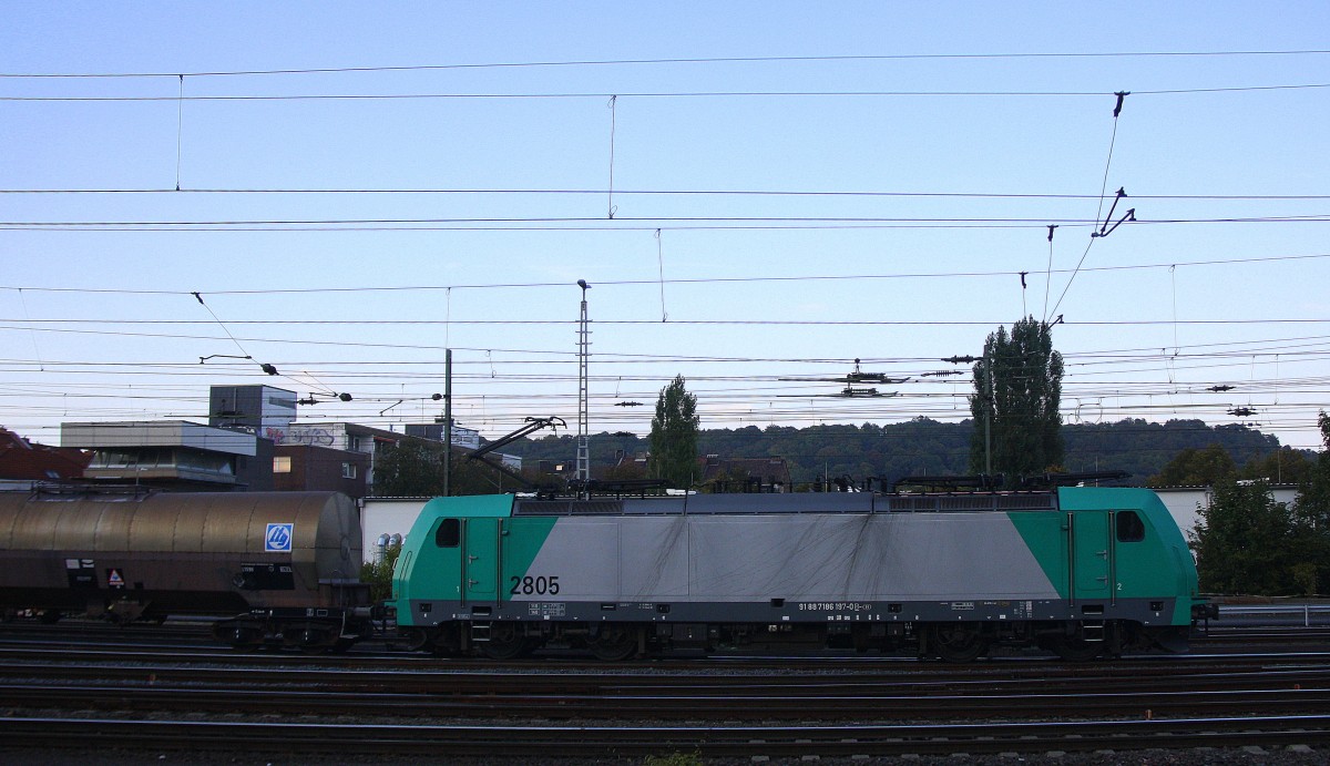 Die Cobra 2805 fährt mit einem langen Kesselzug aus Antwerpen-BASF(B) nach Ludwigshafen-BASF(D) bei der Ausfahrt aus Aachen-West und fährt in Richtung Aachen-Schanz,Aachen-Hbf,Köln.
Aufgenommen vom Bahnsteig in Aachen-West bei schönem Sonnenschein am 22.9.2014.