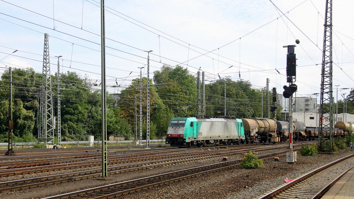 Die Cobra 2805 kommt aus Richtung Köln,Aachen-Hbf mit einem langen gemischten Güterzug aus Köln-Gremberg nach Antwerpen-Noord(B) und fährt in Aachen-West ein. Aufgenommen vom Bahnsteig in Aachen-West. Bei Sonne und Wolken am Nachmittag vom 20.9.2015.