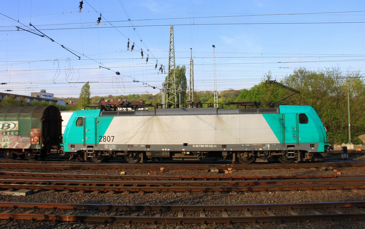 Die Cobra 2807 fährt mit einem langen gemischten Güterzug aus Köln-Gremberg nach Antwerpen-Noord(B), aufgenommen bei der Ausfahrt aus Aachen-West in Richtung Montzen/Belgien. Aufgenommen vom Bahnsteig in Aachen-West bei schönem Frühlingswetter am 9.4.2014.