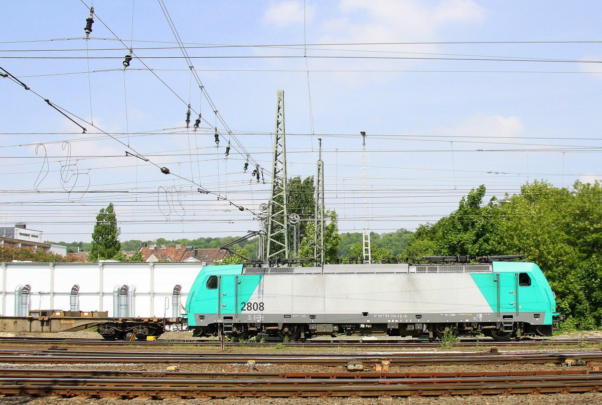 Die Cobra 2808 fährt mit einem langen Containerzug aus Gallarate(I) nach Antwerpen-Oorderen(B), aufgenommen bei der Ausfahrt aus Aachen-West in Richtung Montzen/Belgien. 
Aufgenommen vom Bahnsteig in Aachen-West bei schönem Sonnenschein am Nachmittag vom 4.5.2014. 