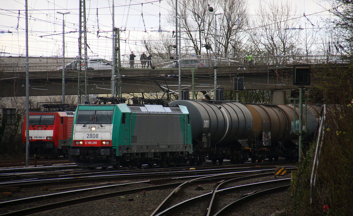 Die Cobra 2808 kommt aus Richtung Köln,Aachen-Hbf mit einem langen gemischten Güterzug aus Köln-Gremberg nach Antwerpen-Noord(B) und fährt in Aachen-West ein. Aufgenommen vom Bahnsteig in Aachen-West. 
Bei Sonne und Regenwolken am Nachmittag vom 7.4.2016.