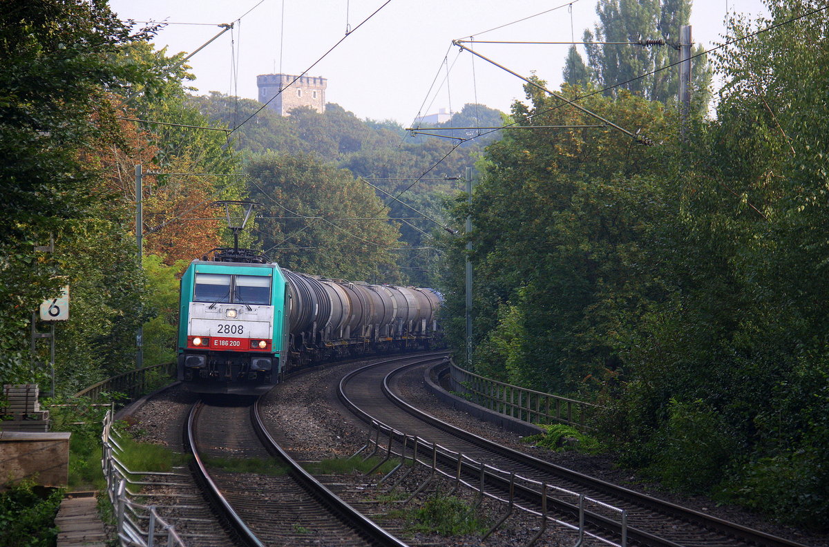 Die Cobra 2808  kommt durch Aachen-Schanz mit einem  Kesselzug aus Antwerpen-BASF(B) nach Ludwigshafen-BASF(D) und kommt aus Richtung Aachen-West und fährt in Richtung Aachen-Hbf,Aachen-Rothe-Erde,Stolberg-Hbf(Rheinland)Eschweiler-Hbf,Langerwehe,Düren,Merzenich,Buir,Horrem,Kerpen-Köln-Ehrenfeld,Köln-West,Köln-Süd. Aufgenommen vom Bahnsteig von Aachen-Schanz. 
Am Morgen vom 1.9.2016.