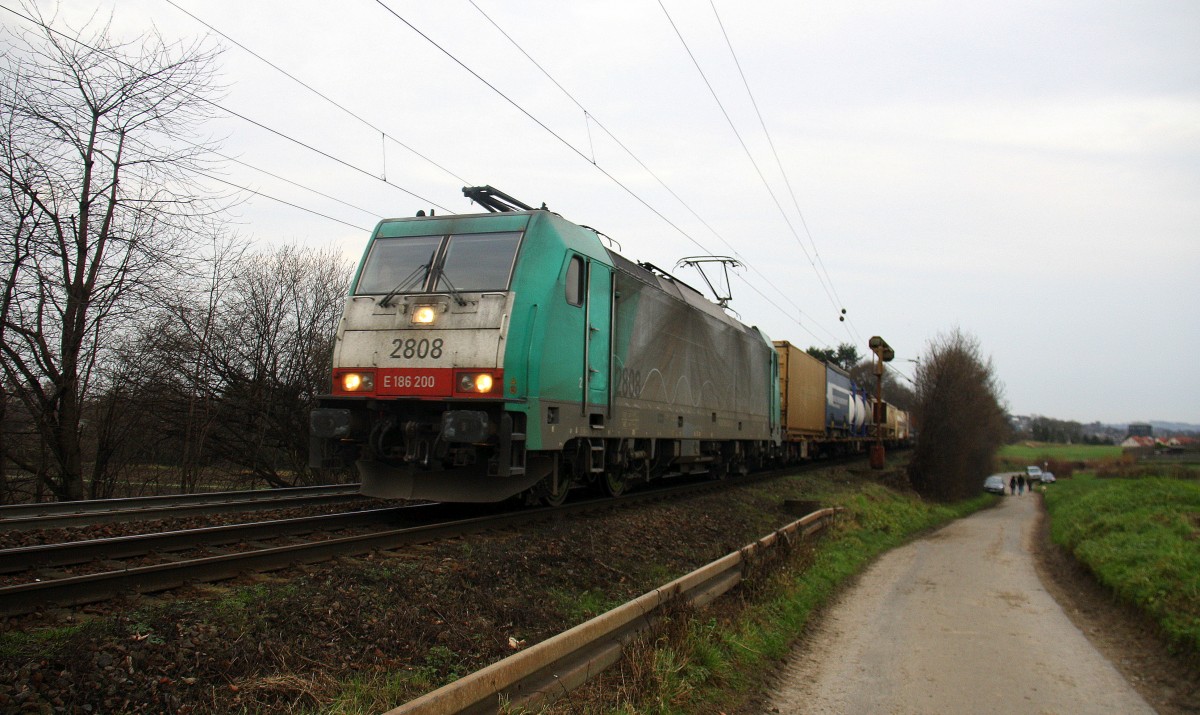 Die Cobra 2808 kommt die Gemmenicher-Rampe auf dem falschen Gleis hochgefahren aus Richtung Aachen-West mit einem langen Containerzug aus Gallarate(I) nach Antwerpen-Oorderen(B) und fährt in Richtung Montzen/Belgien. 
Aufgenommen an der Montzenroute am Gemmenicher-Weg.
Bei Sonne und Wolken am Nachmittag vom 20.12.2015.