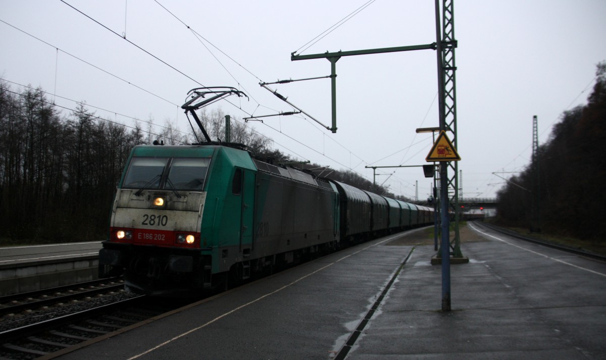 Die Cobra 2810  kommt aus Richtung Aachen-West mit einem Kurzen Coilzug aus Kinkempois(B) nach Köln-Gremberg und fährt durch den Stolberger-Hbf in Richtung Eschweiler,Düren,Köln bei Regenwetter am Kalten 13.12.2014.