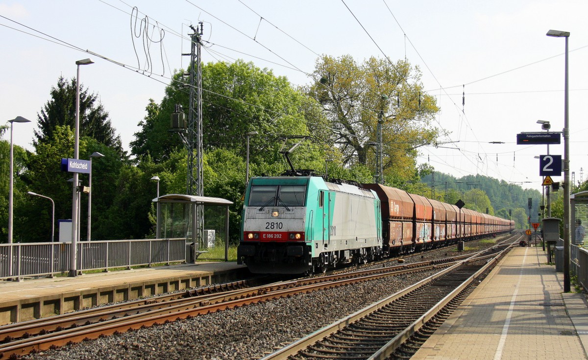 Die Cobra 2810 kommt durch Kohlscheid aus Richtung Aachen-West mit eienem langen Kalkzug aus Yves-Gomezée(B) nach Millingen und fährt Richtung Herzogenrath,Neuss.
Bei schönem Sonnenschein am Nachmittag vom 4.5.2014.