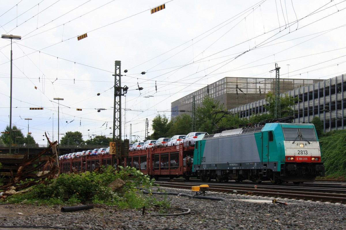 Die Cobra 2813 kommt aus Richtung Montzen/Belgien mit eienem langen Toyota-Autozug aus Zeebrugge-Ramskapelle(B) nach Mszczonow(PL) und fhrt in Aachen-West ein am 31.8.2013.