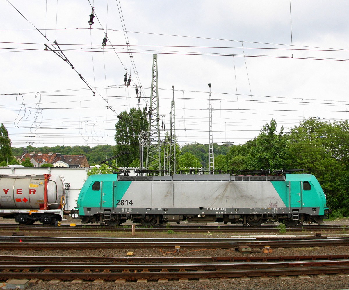 Die Cobra 2814 fährt mit einem langen Containerzug aus Gallarate(I) nach Antwerpen-Oorderen(B), aufgenommen bei der Ausfahrt aus Aachen-West in Richtung Montzen/Belgien. Aufgenommen vom Bahnsteig in Aachen-West bei Sonne und Wolken am Nachmittag vom 27.4.2014.