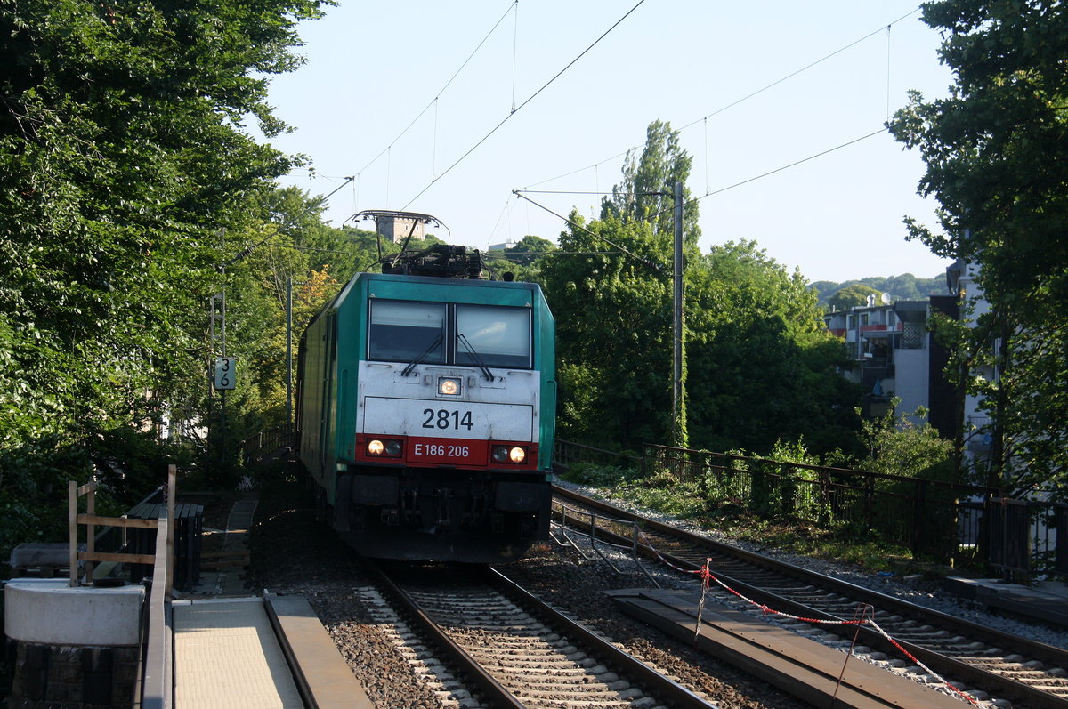 Die Cobra 2814 kommt aus Richtung Aachen-West mit einem Audizug aus Muizen(B) nach Köln-Gremerg(D) und fährt durch Aachen-Schanz in Richtung Aachen-Hbf,Aachen-Rothe-Erde,Stolberg-Hbf(Rheinland)Eschweiler-Hbf,Langerwehe,Düren,Merzenich,Buir,Horrem,Kerpen-Köln-Ehrenfeld,Köln-West,Köln-Süd. Aufgenommen vom Bahnsteig von Aachen-Schanz. 
Am einem schönem Sommermorgen vom 7.7.2017.