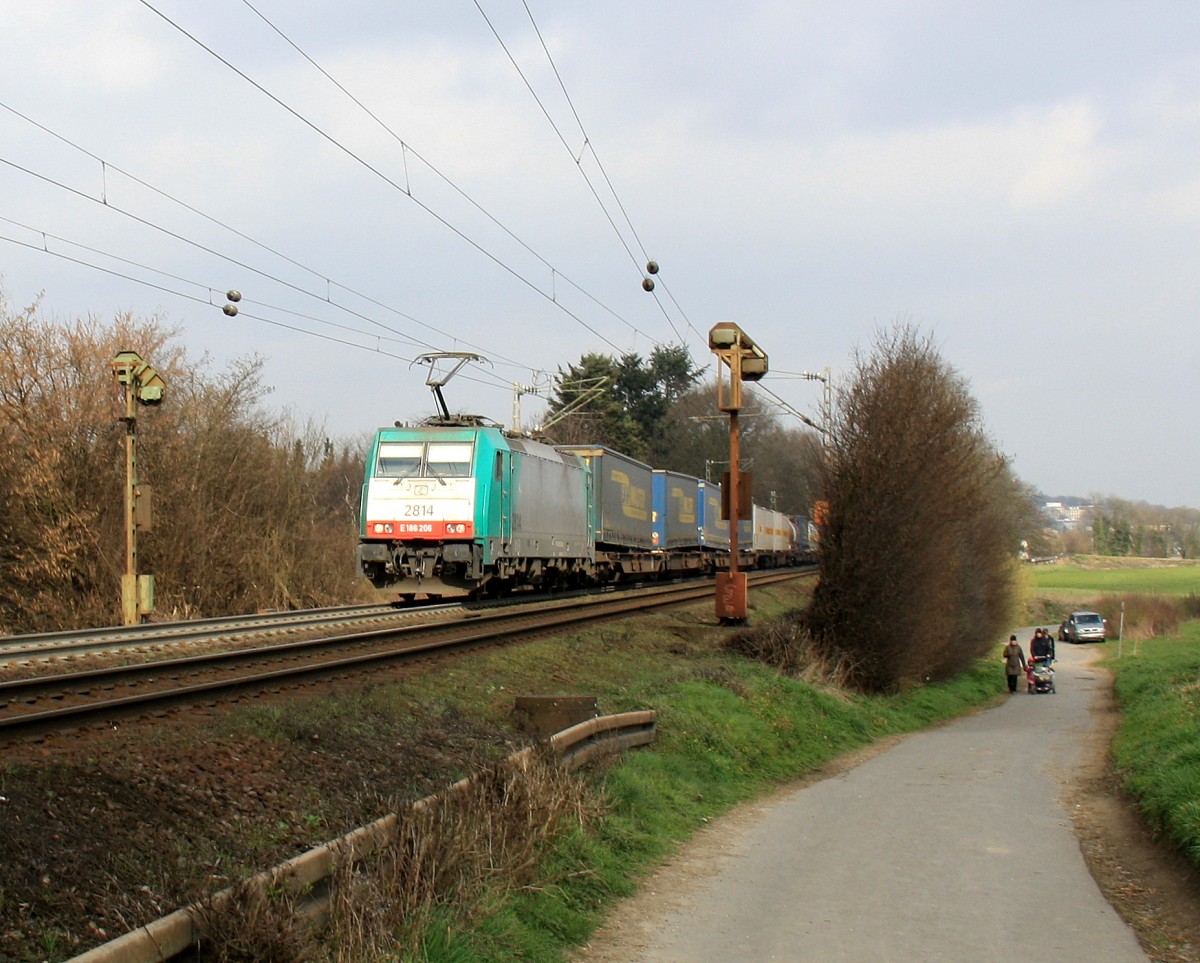 Die Cobra 2814 kommt aus Richtung Aachen-West und fährt die Gemmenicher-Rampe hochgefahren mit einem langen Containerzug aus Gallarate(I) nach Antwerpen-Oorderen(B) und fährt in Richtung Montzen/Belgien. Aufgenommen an der Montzenroute am Gemmenicher-Weg bei schönem Sonnenschein am Nachmittag vom 16.3.2014. 