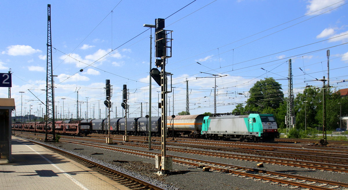 Die Cobra 2816 fährt mit einem gemischten Güterzug aus Antwerpen-Noord(B) nach Köln-Gremberg bei der Ausfahrt aus Aachen-West und fährt in Richtung Aachen-Schanz,Aachen-Hbf,Aachen-Rothe-Erde,Stolberg-Hbf(Rheinland)Eschweiler-Hbf,Langerwehe,Düren,Merzenich,Buir,Horrem,Kerpen-Köln-Ehrenfeld,Köln-West,Köln-Süd. Aufgenommen vom Bahnsteig in Aachen-West. 
Bei Sommerwetter am Nachmittag vom 10.6.2017.