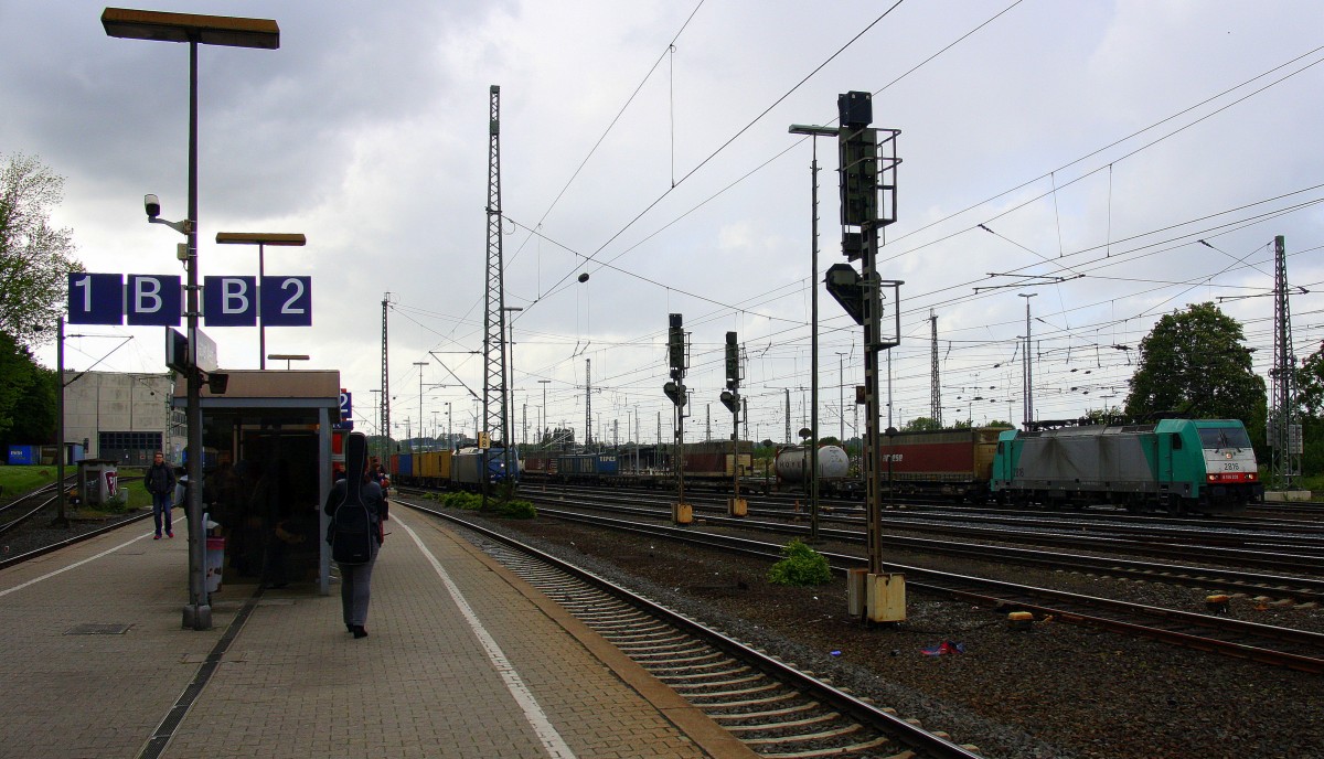 Die Cobra 2816  fährt mit einem langen Containerzug aus Gallarate(I) nach Zeebrugge(B) bei der Ausfahrt aus Aachen-West und fährt in Richtung Montzen/Belgien.
Aufgenommen vom Bahnsteig in Aachen-West bei Sonne und Regenwolken am Abend vom 9.5.2014.