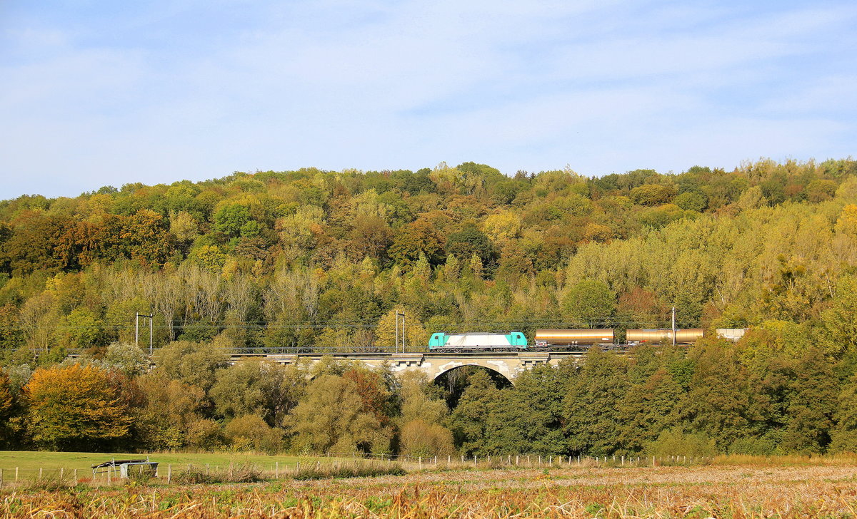 Die Cobra 2816  fährt über das Viadukt von Remersdael(B) mit einem Kesselzug aus  Ludwigshafen-BASF(D) nach Antwerpen-BSAF(B)  aus Richtung Aachen-West über Montzen und fährt in Richtung Vise(B).
 Aufgemmen von der Rue de Remersdaal. 
Bei schönem Herbstwetter am Nachmittag vom 7.10.2018.